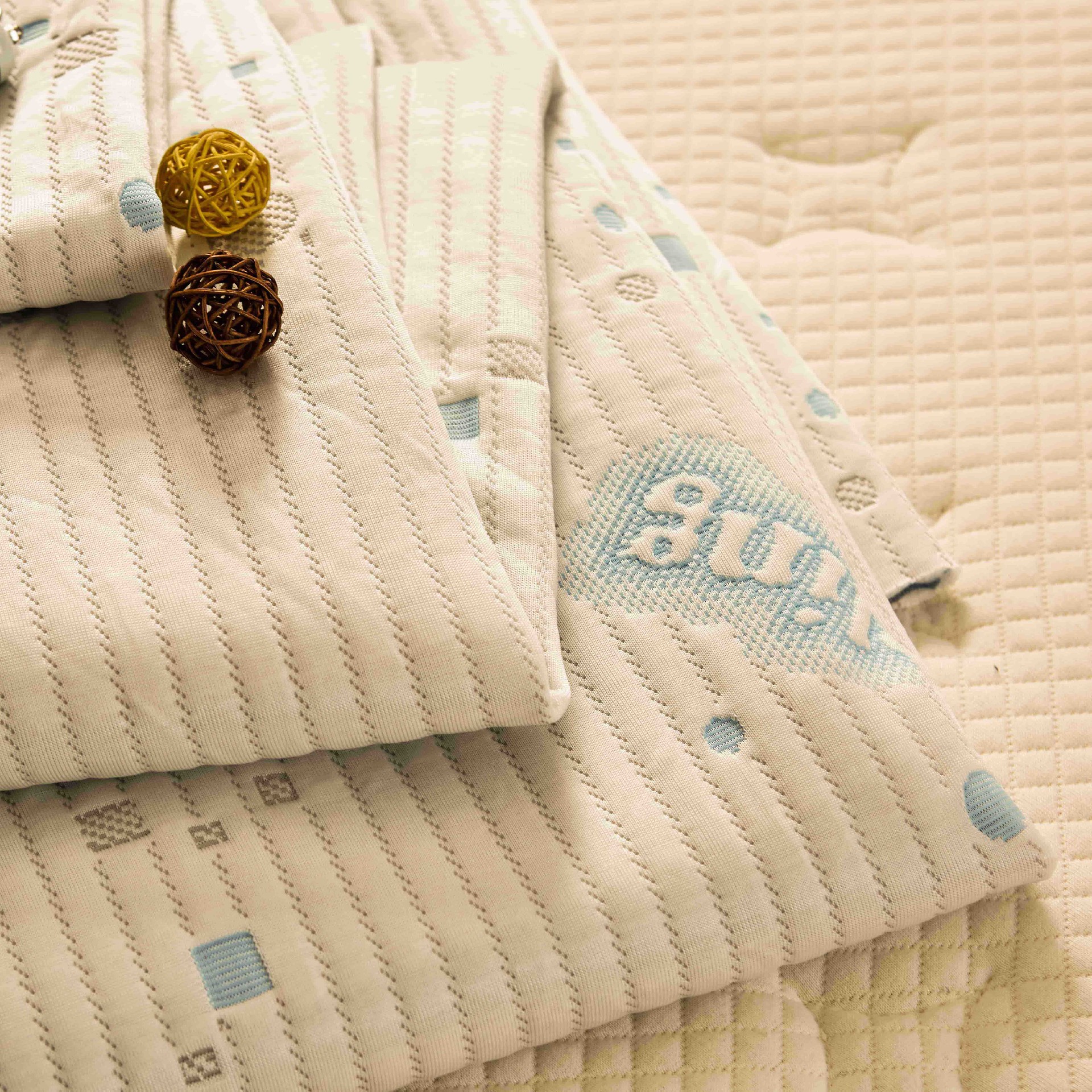 Advanced Temperature-Regulating Knitted Textile for OEM Bedding Solutions
