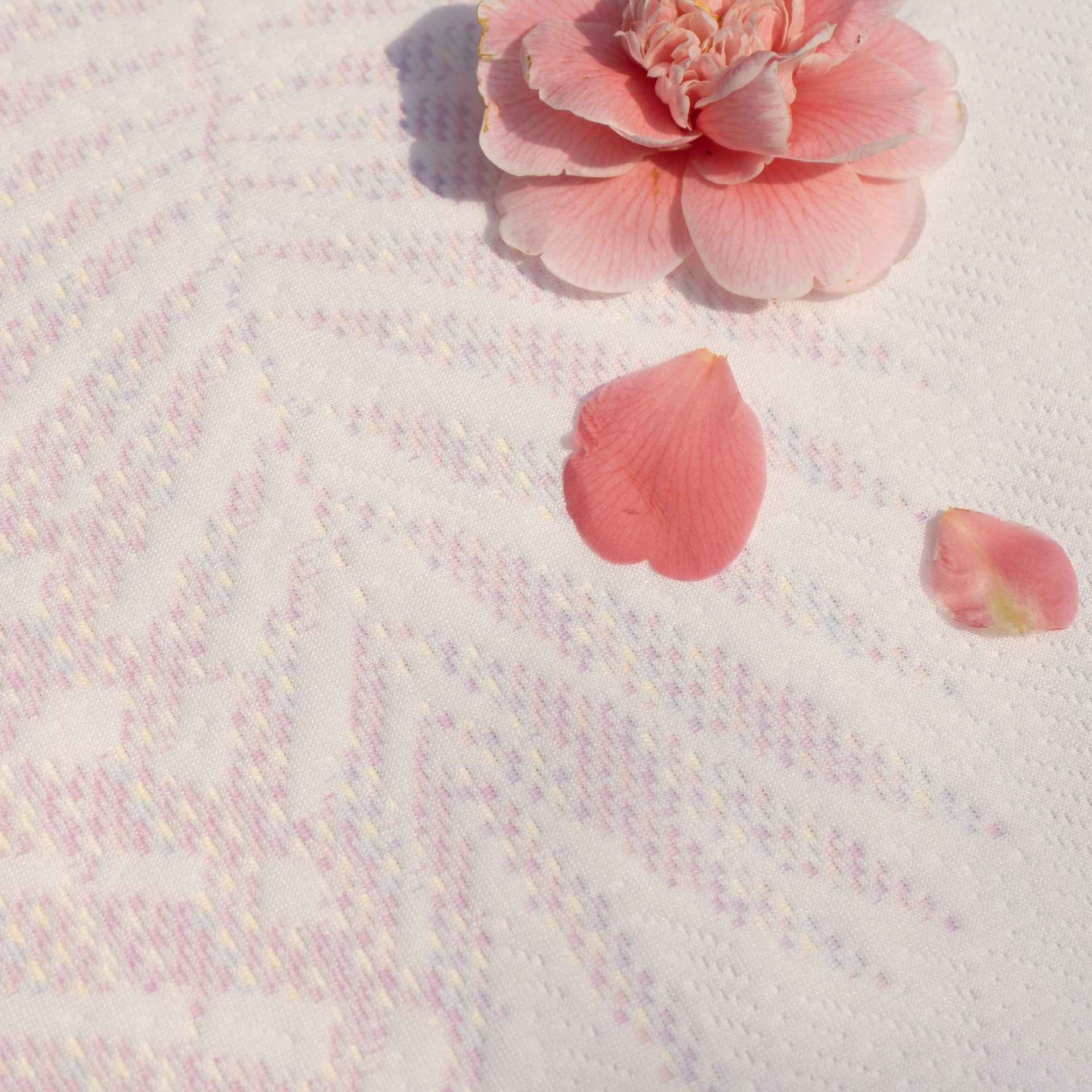 Sunlight-Activated Color Fabric for Mattress